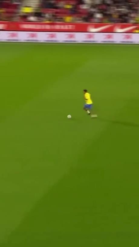 45歲還開(kāi)掛！小羅再現(xiàn)牛尾巴過(guò)人，微笑單挑門(mén)將輕松打進(jìn)